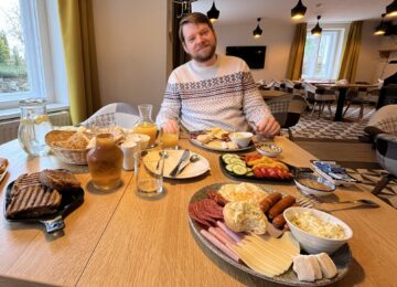 ... společně jedli a pili, ...